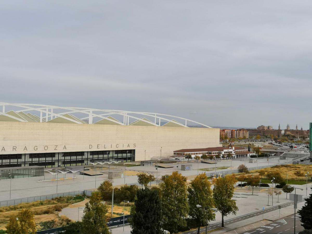 La Parada De La Estacion Con Parking Zaragoza Buitenkant foto