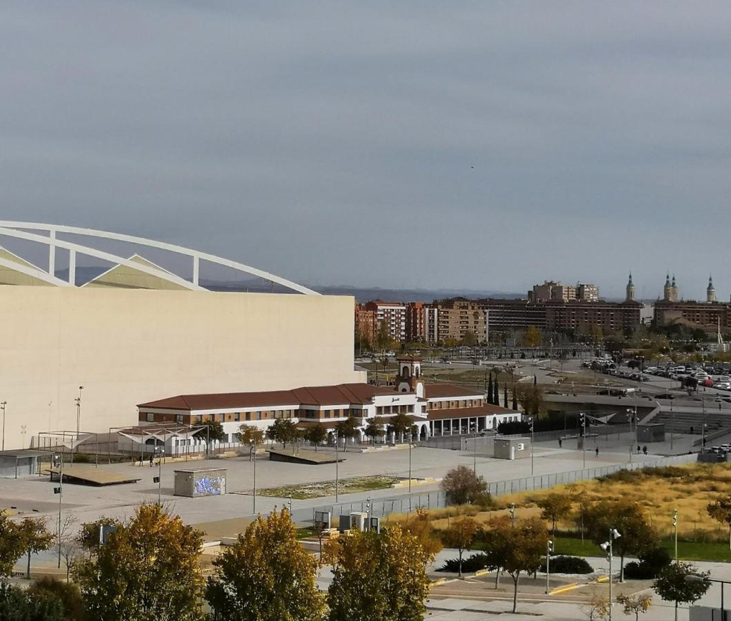 La Parada De La Estacion Con Parking Zaragoza Buitenkant foto